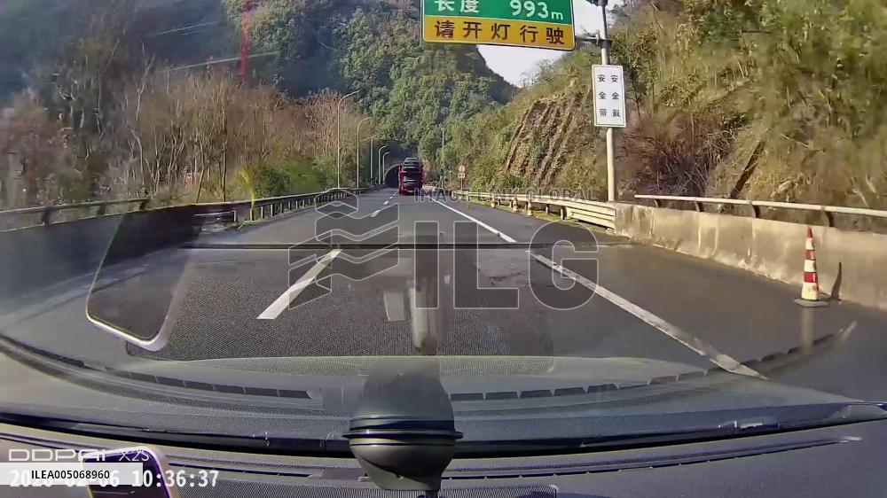 China: Trailer Slams on Brakes to Narrowly Avoid Collision in Guangdong Tunnel