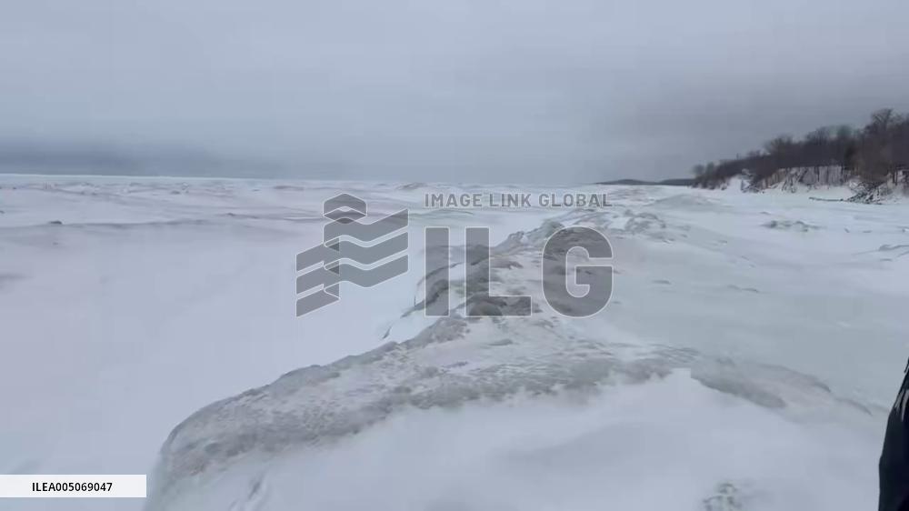 US: Extreme Cold Creates ‘Ice Waves’ on Lake Ontario Shoreline