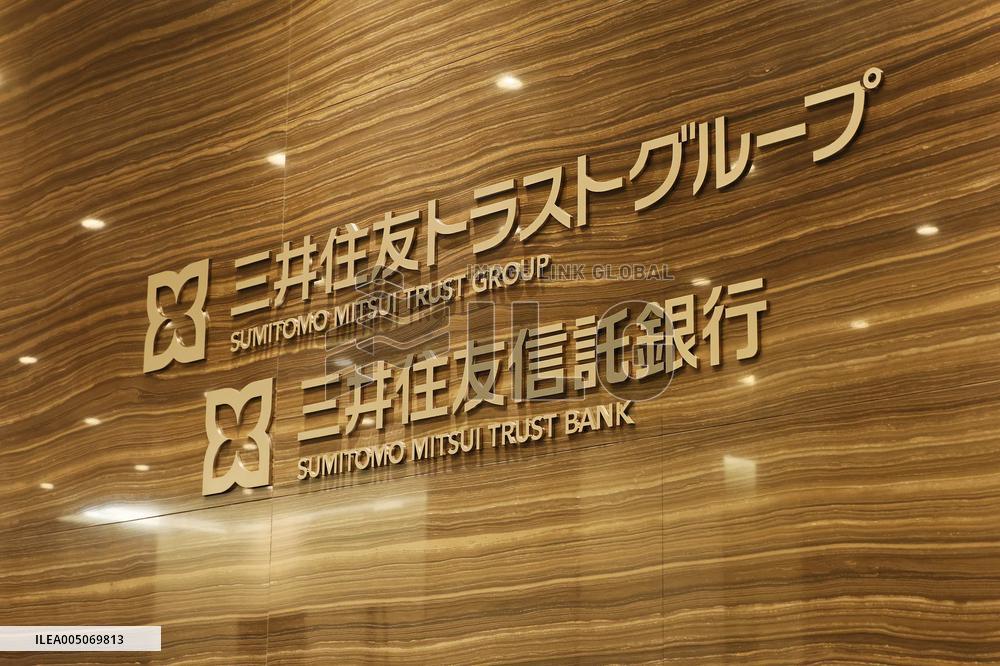 Sumitomo Mitsui Trust Group signboard and logo