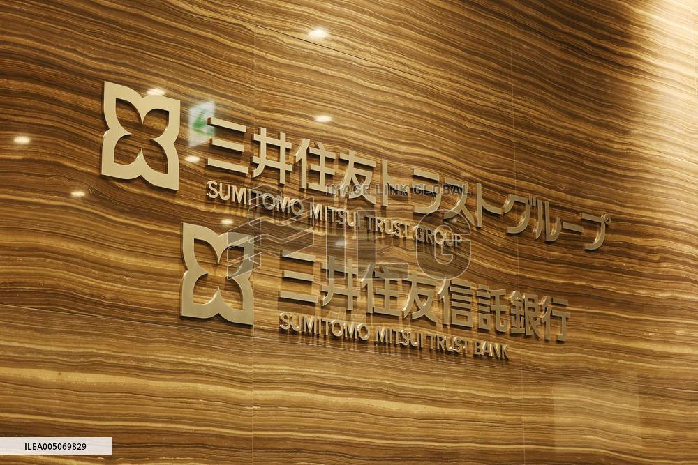 Sumitomo Mitsui Trust Group signboard and logo