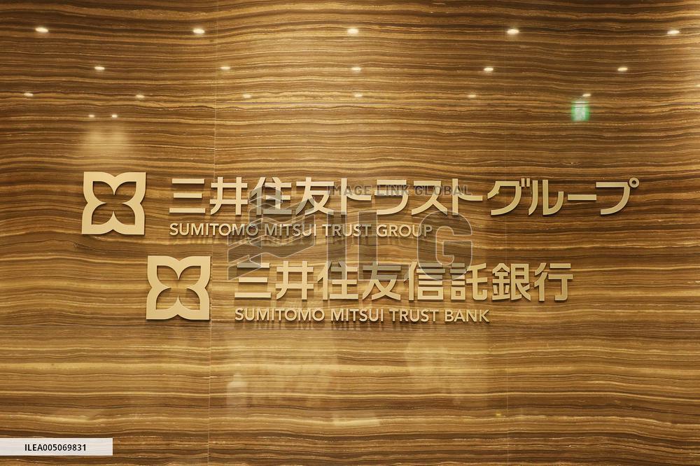 Sumitomo Mitsui Trust Group signboard and logo