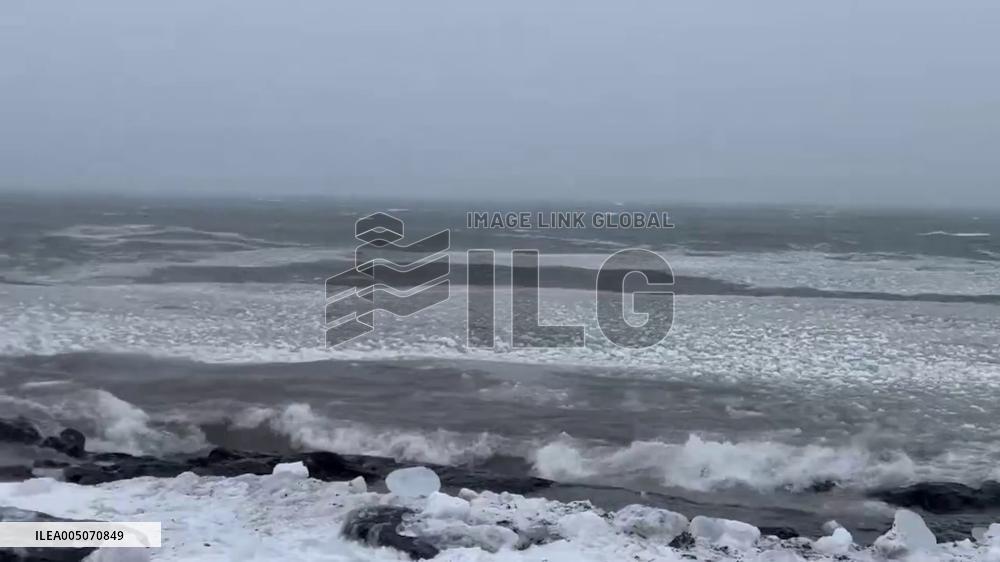 US: Fierce Winds and Heavy Snow Batter Lake Superior Shoreline in Minnesota