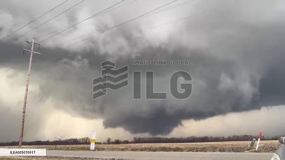 US: Large Tornado Spotted Over Carlisle as Severe Weather Strikes Indiana