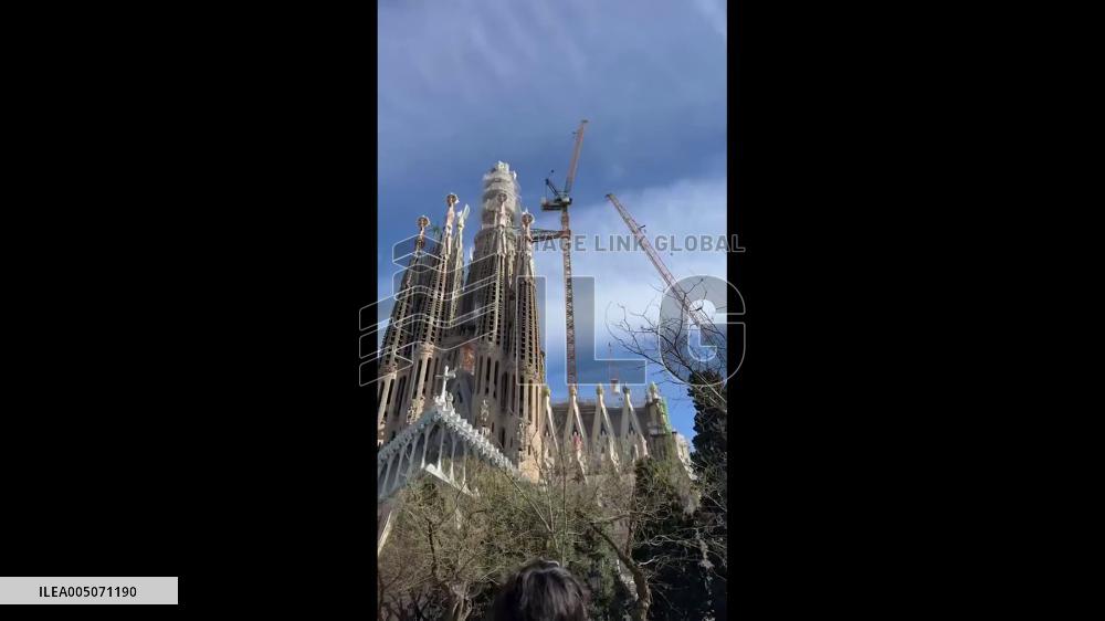 Spain: Final Piece of Central Tower Put in Place on Barcelona’s Sagrada Familia 2