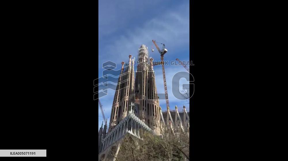 Spain: Final Piece of Central Tower Put in Place on Barcelona’s Sagrada Familia