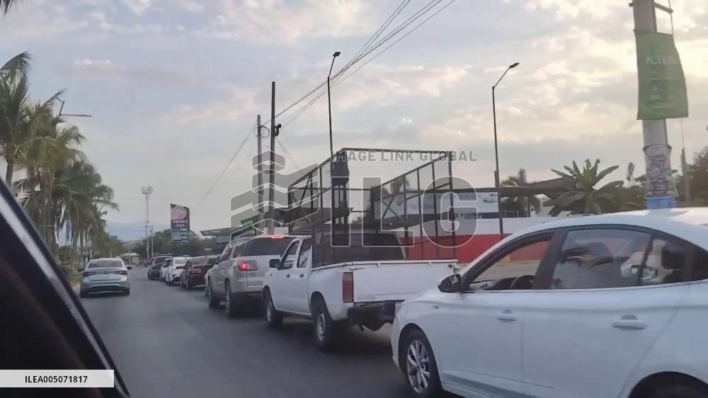 Mexico: Drivers Form Long Lines at Puerto Vallarta Gas Stations After Cartel Violence