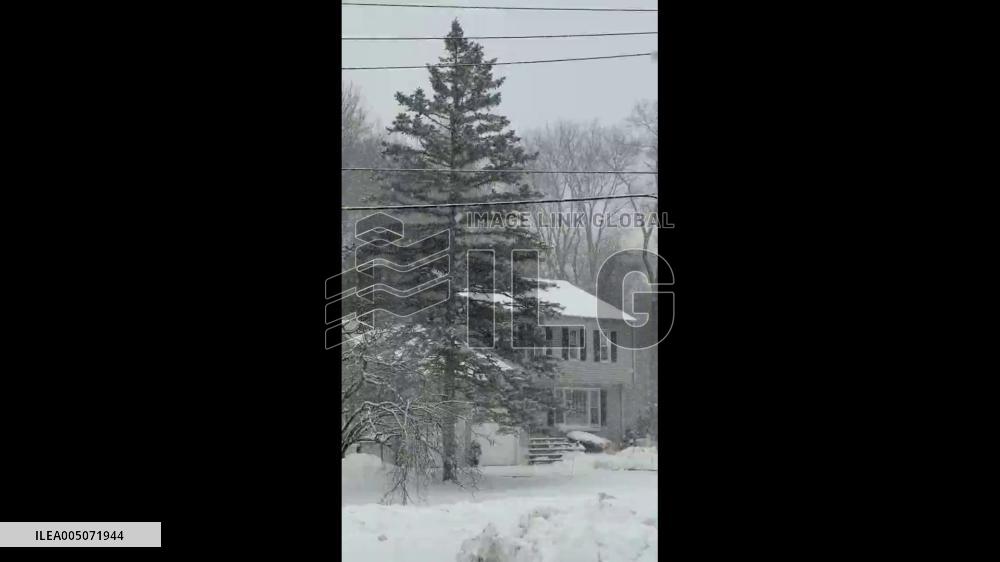 US: Light Snow Lingers After Record Storm Disrupts Travel Across Northeast 2