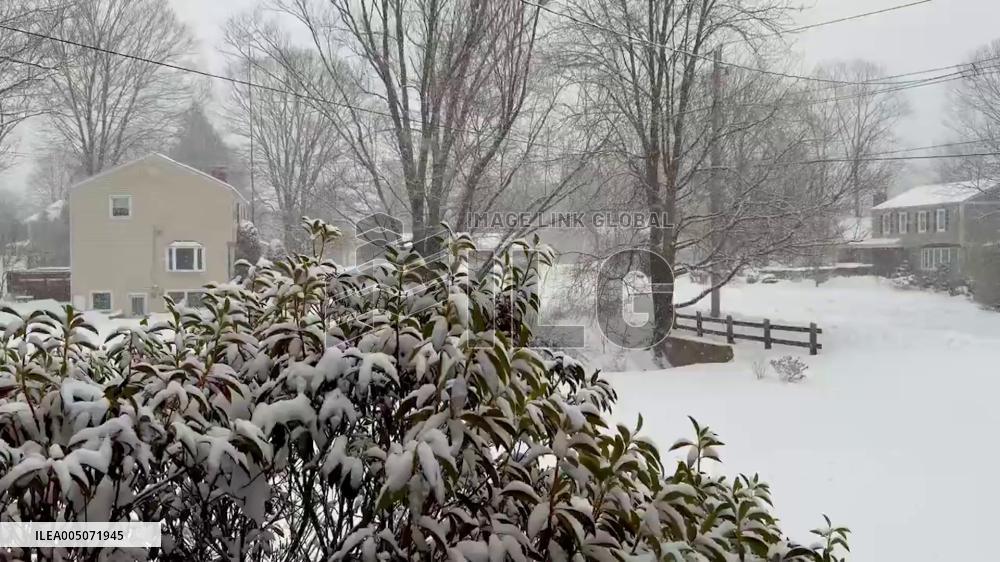 US: Light Snow Lingers After Record Storm Disrupts Travel Across Northeast