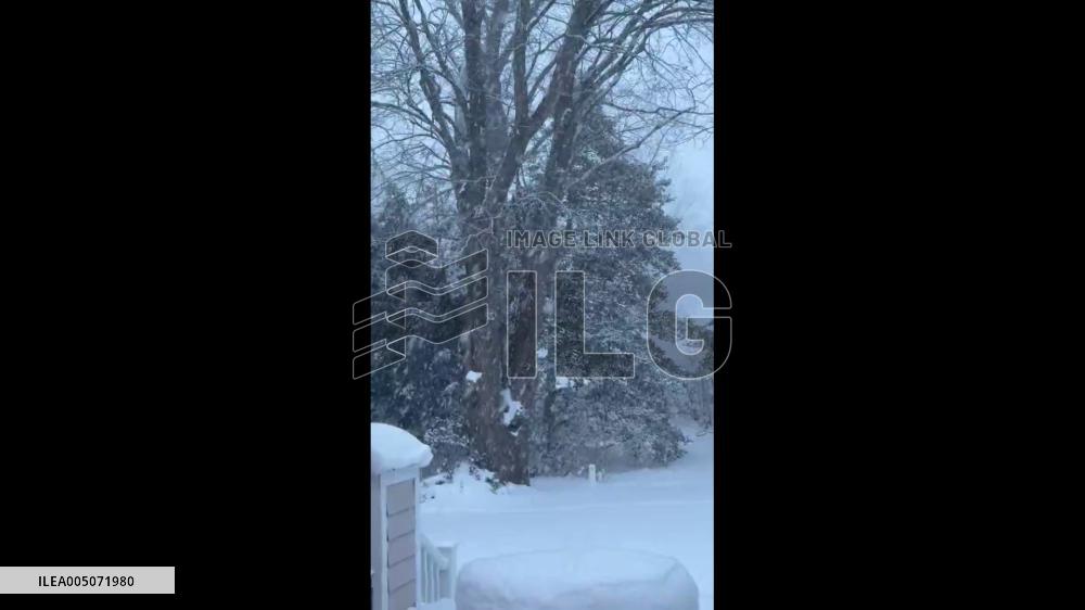 US: Light Snow Lingers After Record Storm Disrupts Travel Across Northeast 3