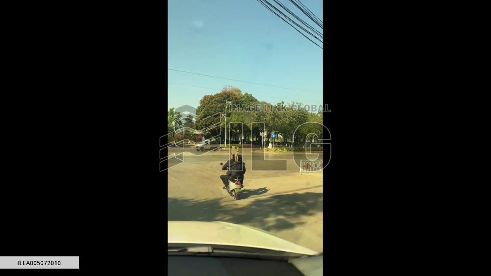 China: Dog Balances Calmly on Moving E-Bike, Turning Heads in Yunnan Street