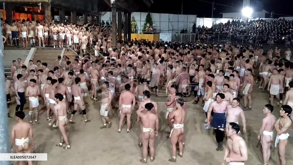 [Breaking News]Japan's "naked festival" leaves 3 unconscious