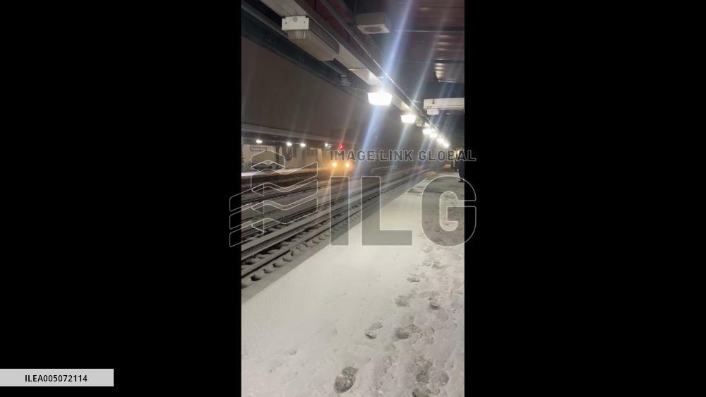 US: Subway Sparks Fly on Icy Tracks During NYC Blizzard