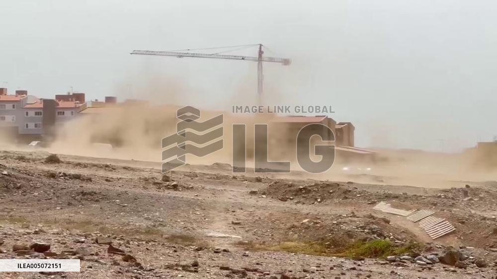 Spain: Orange Weather Warning Issued as High Winds and Dust Hit Canary Islands 2