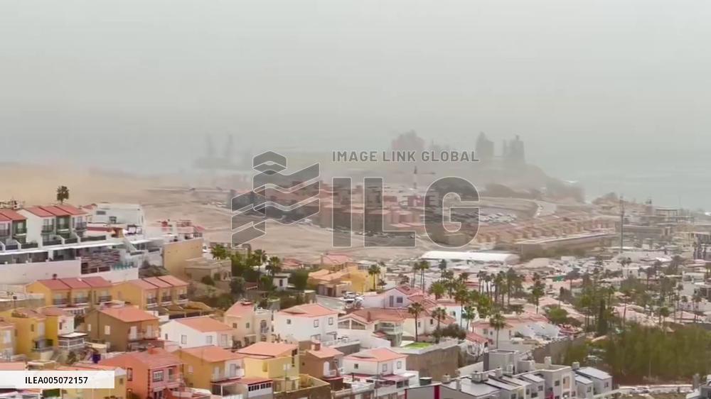 Spain: Orange Weather Warning Issued as High Winds and Dust Hit Canary Islands 3