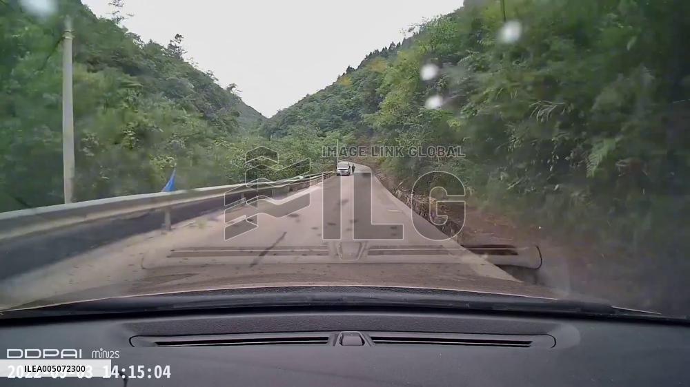 China: Narrow Mountain Road Close Call as Truck Strikes Pickup in Fujian