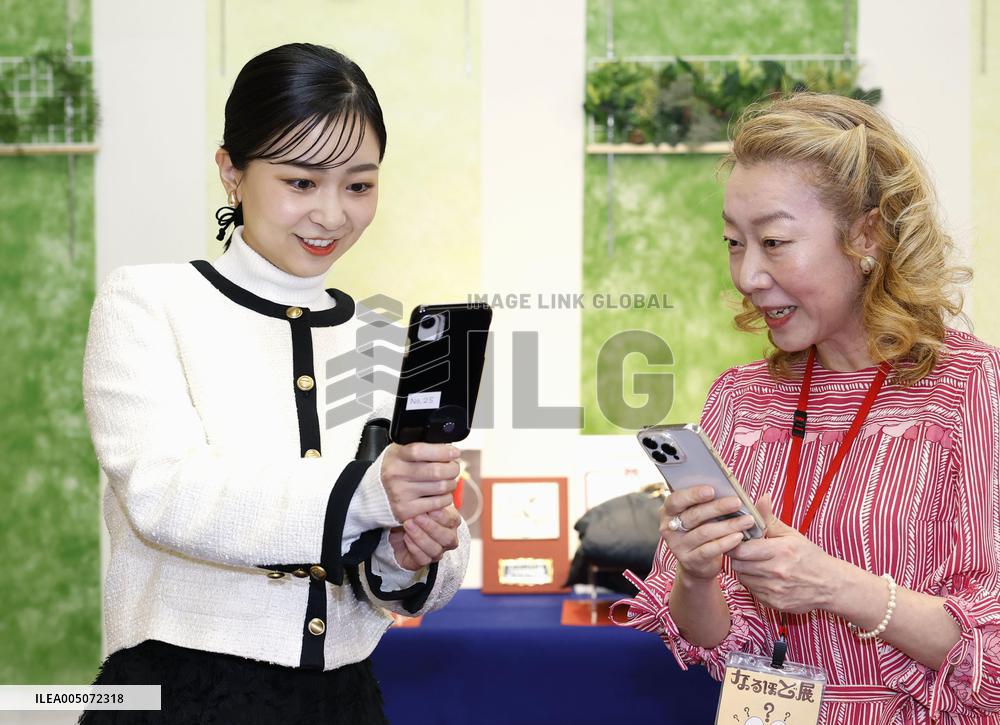 Princess Kako visits exhibition