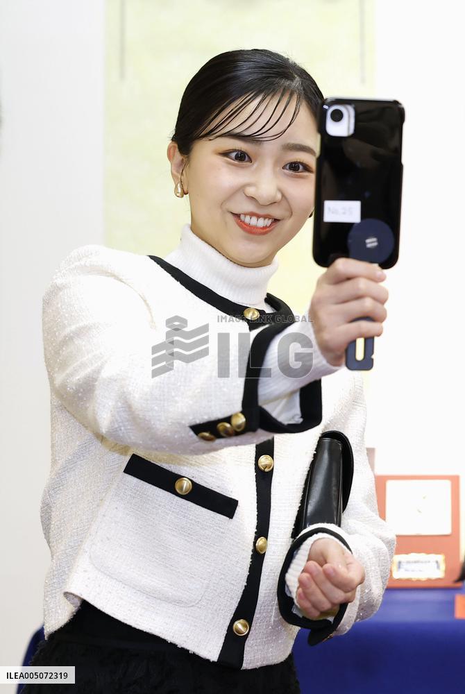 Princess Kako visits exhibition