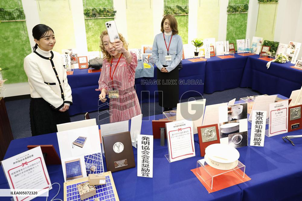 Princess Kako visits exhibition