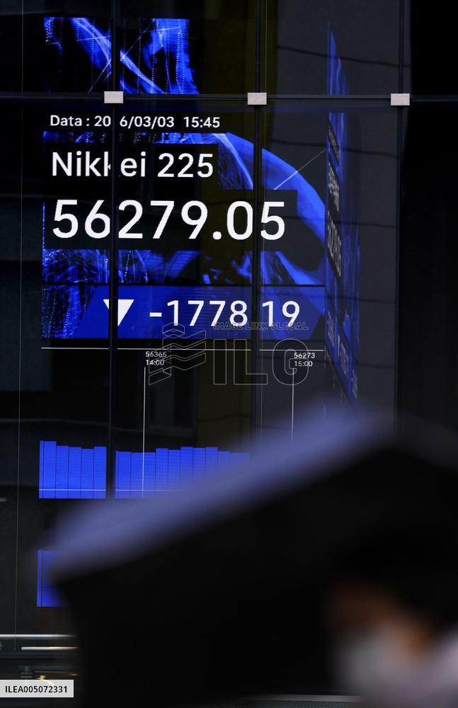 Tokyo stocks tumble