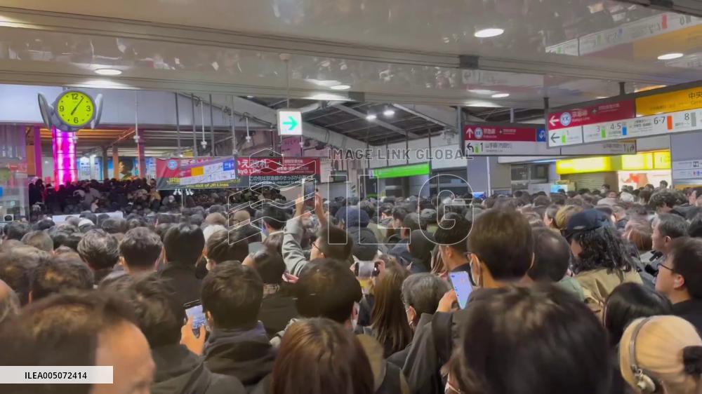 Japan: Shinagawa Station Overcrowded as Train Suspensions Disrupt Rush Hour