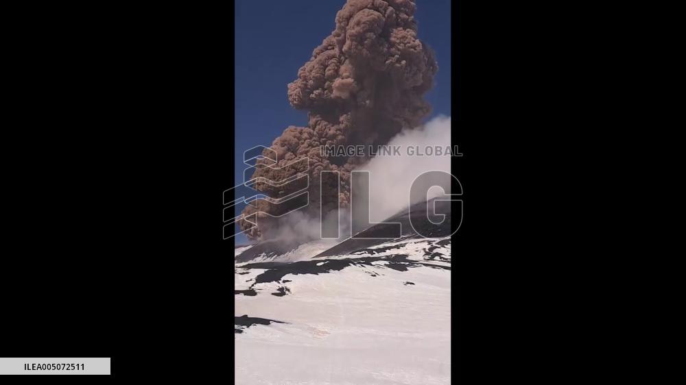 Italy: Mount Etna’s Bocca Nuova Crater Erupts, Ash Plume Rises 1,500 Meters