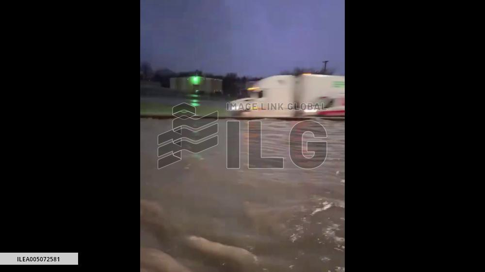 US: Highways Turn to Rivers After Powerful Storms Batter North Texas