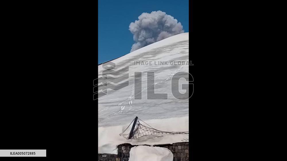 Italy: Mount Etna’s Bocca Nuova Crater Erupts, Ash Plume Rises 1,500 Meters 2