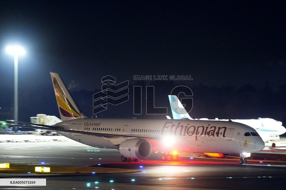 Plane carrying evacuees from Middle East arrives in Japan