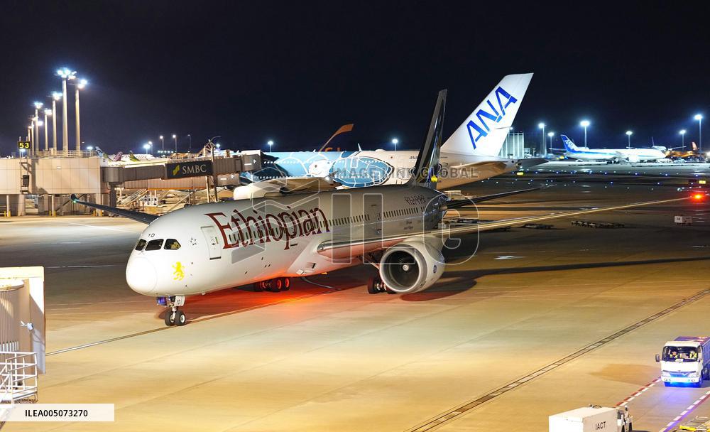 Plane carrying evacuees from Middle East arrives in Japan