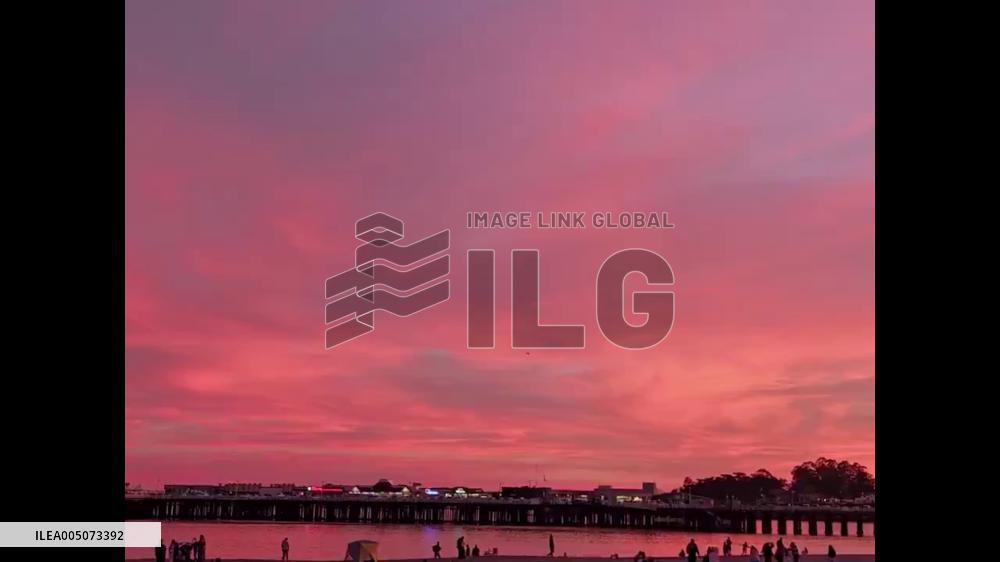 US: Spectacular Sunset Lights Up Santa Cruz Coast, CA