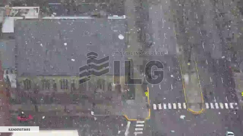 US: Late-Season Snow Sweeps Through Chicago as Cold Front Moves In