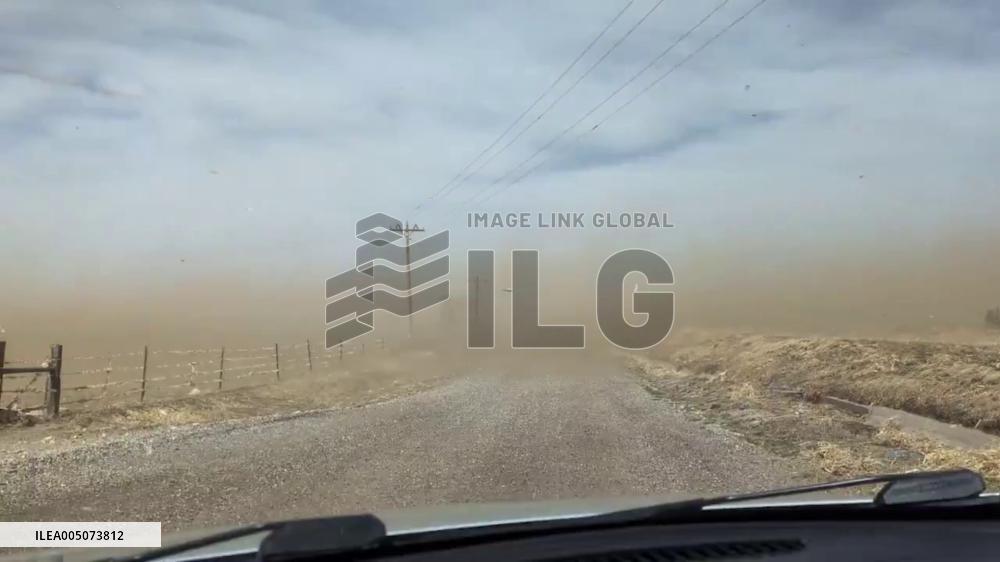 US: Powerful Winds Whip Up Dust, Reducing Visibility in Wyoming