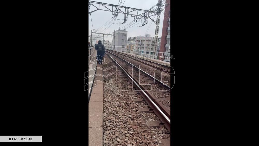 Japan: Power Outage on Yokohama Train Lines Forces Trackside Evacuation