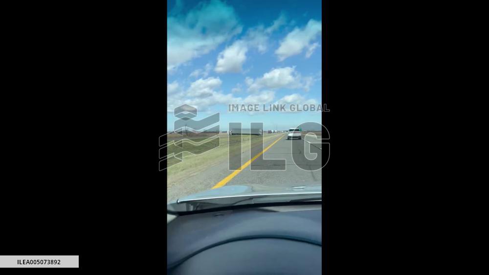 US: Powerful Winds Sweep Across Indiana, Overturning Trucks on Highways