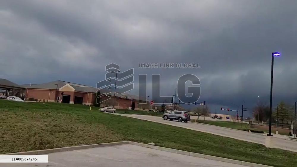 US: Massive Shelf Cloud Spotted over Missouri Under Tornado Watch