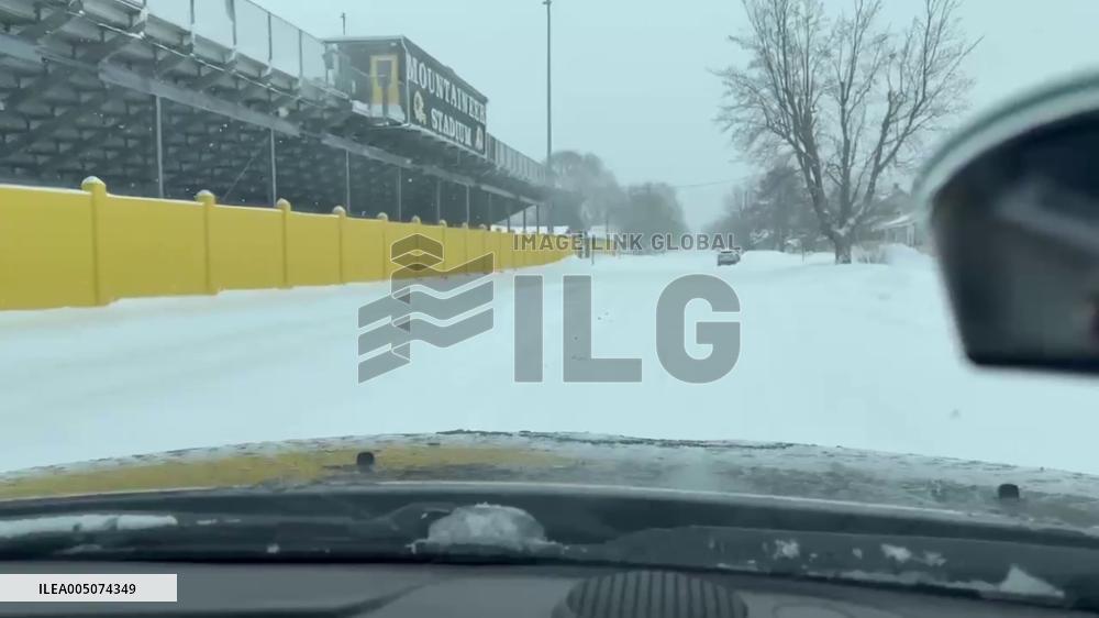 US: Winter Storm Buries Michigan With Record Snow 4