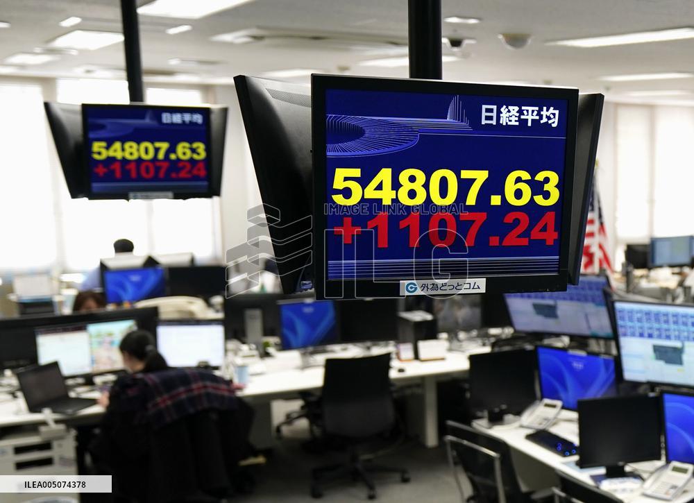 Tokyo stocks surge