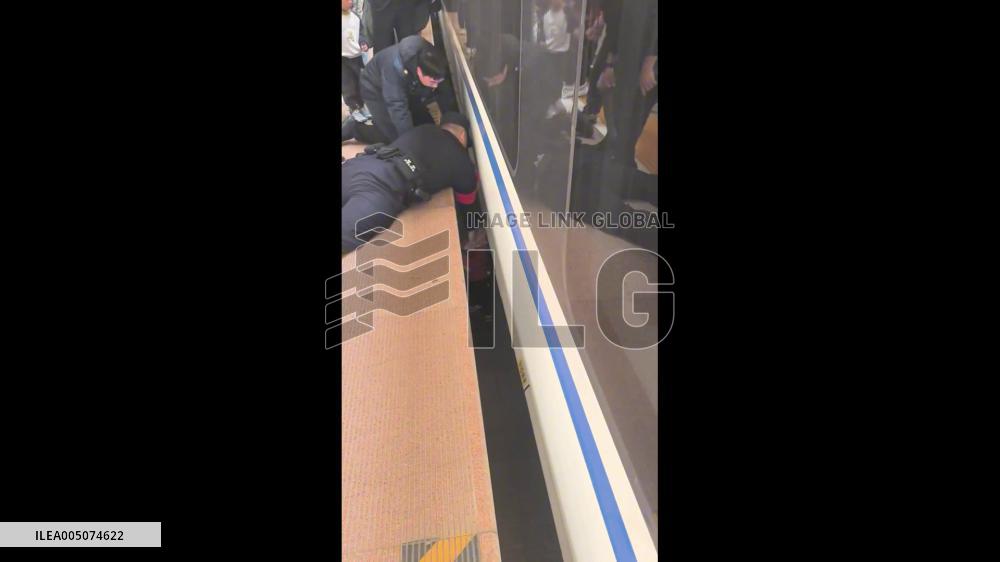China: Toddler Falls Into Gap Between High-Speed Train and Platform at Nanjing South Station