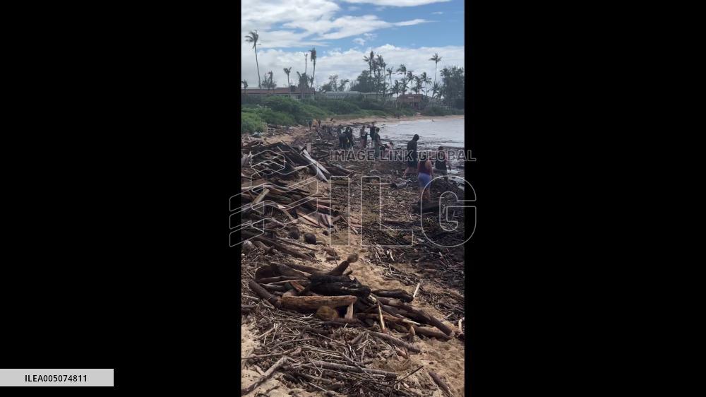 US: Waialua Residents Clean Up Coastline After Devastating Floods in Oahu