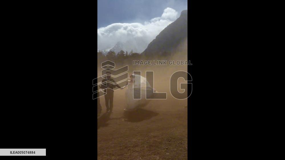 China: Wedding Couple Caught in Sudden Sandstorm During Outdoor Photo Shoot in Yunnan