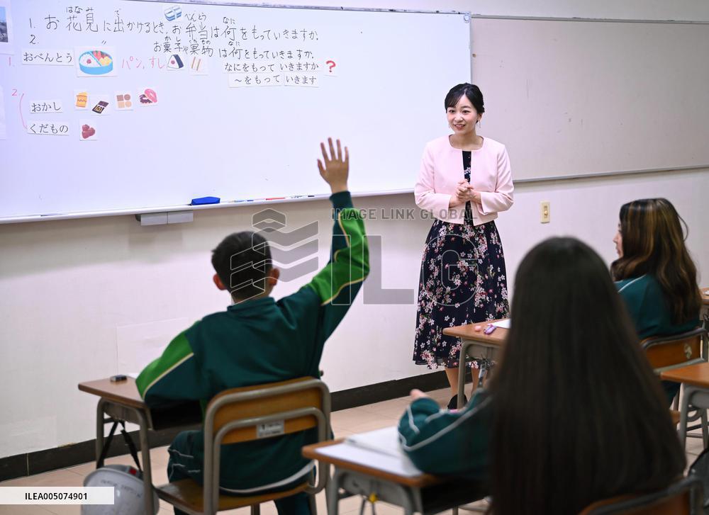Princess visits school for Brazilians in Shizuoka Pref.