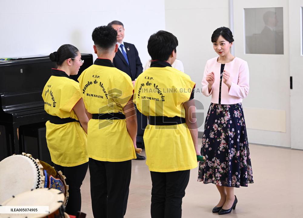 Princess visits school for Brazilians in Shizuoka Pref.