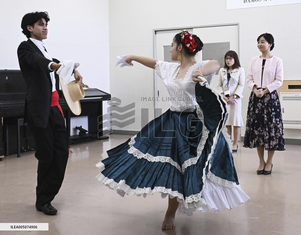 Princess visits school for Brazilians in Shizuoka Pref.