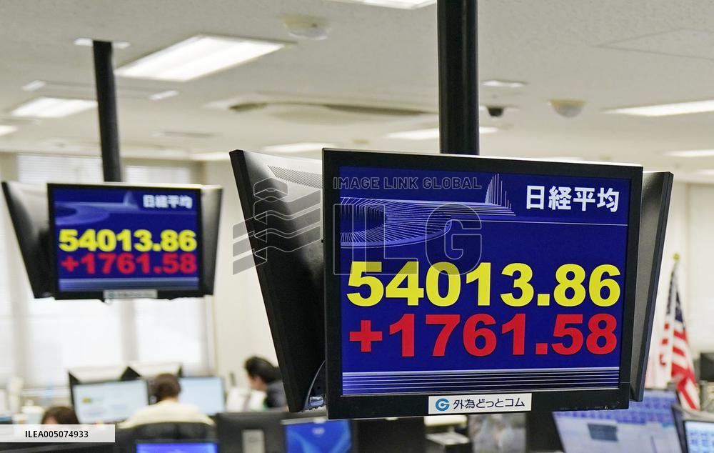 Tokyo stocks surge