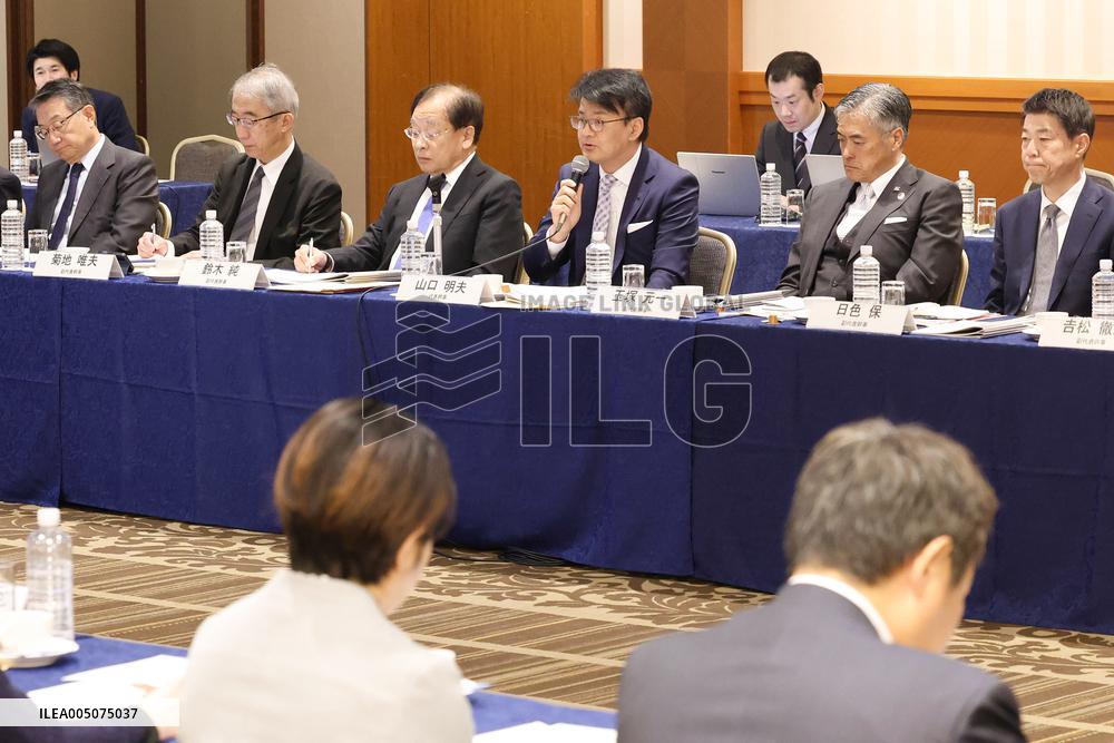 Roundtable Discussion Between the Japan Association of Corporate Executives and the Japanese Trade Union Confederation