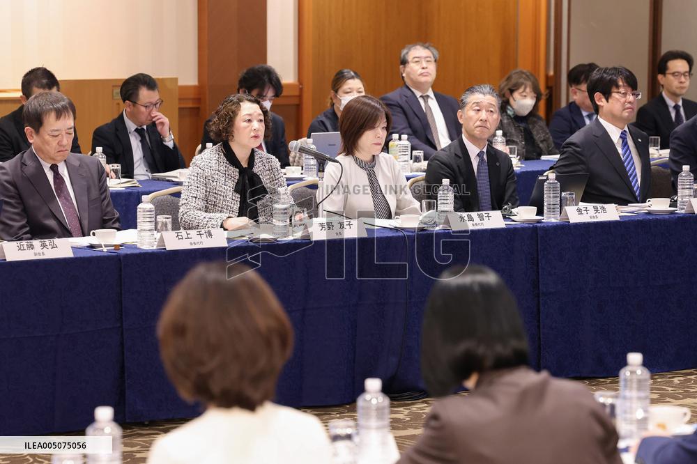 Roundtable Discussion Between the Japan Association of Corporate Executives and the Japanese Trade Union Confederation