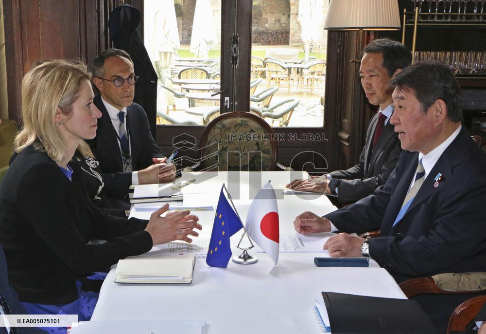 Japan foreign minister in France