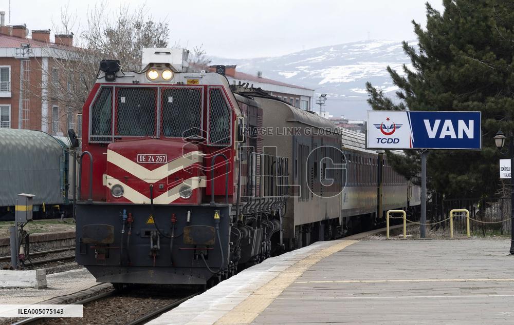Evacuees from Iran heading to Turkey