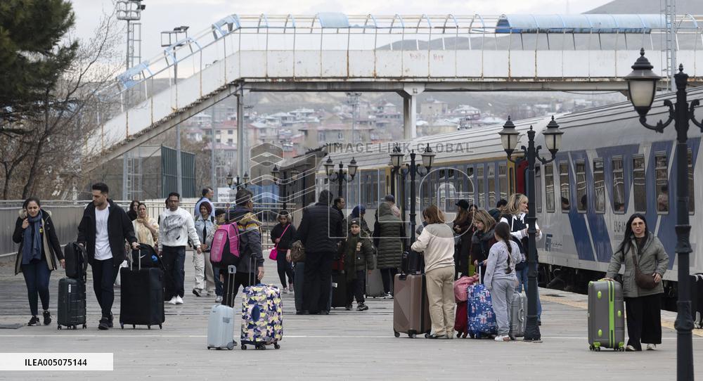 Evacuees from Iran heading to Turkey