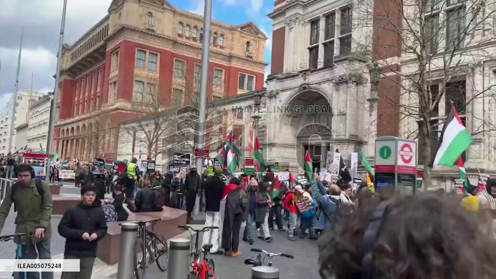 UK: Tens of Thousands March in London in Stand Against Far-Right Extremism